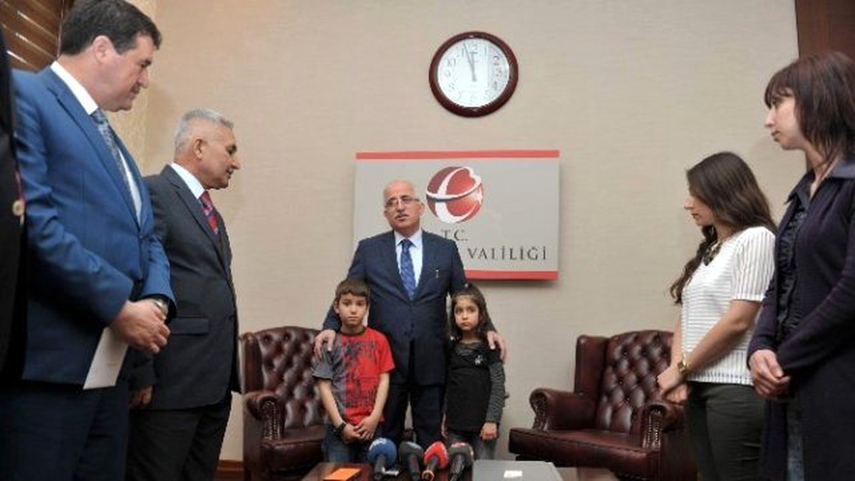 O Çocukla Kardeşine Bir Hediye de Bakan Yılmaz\'dan