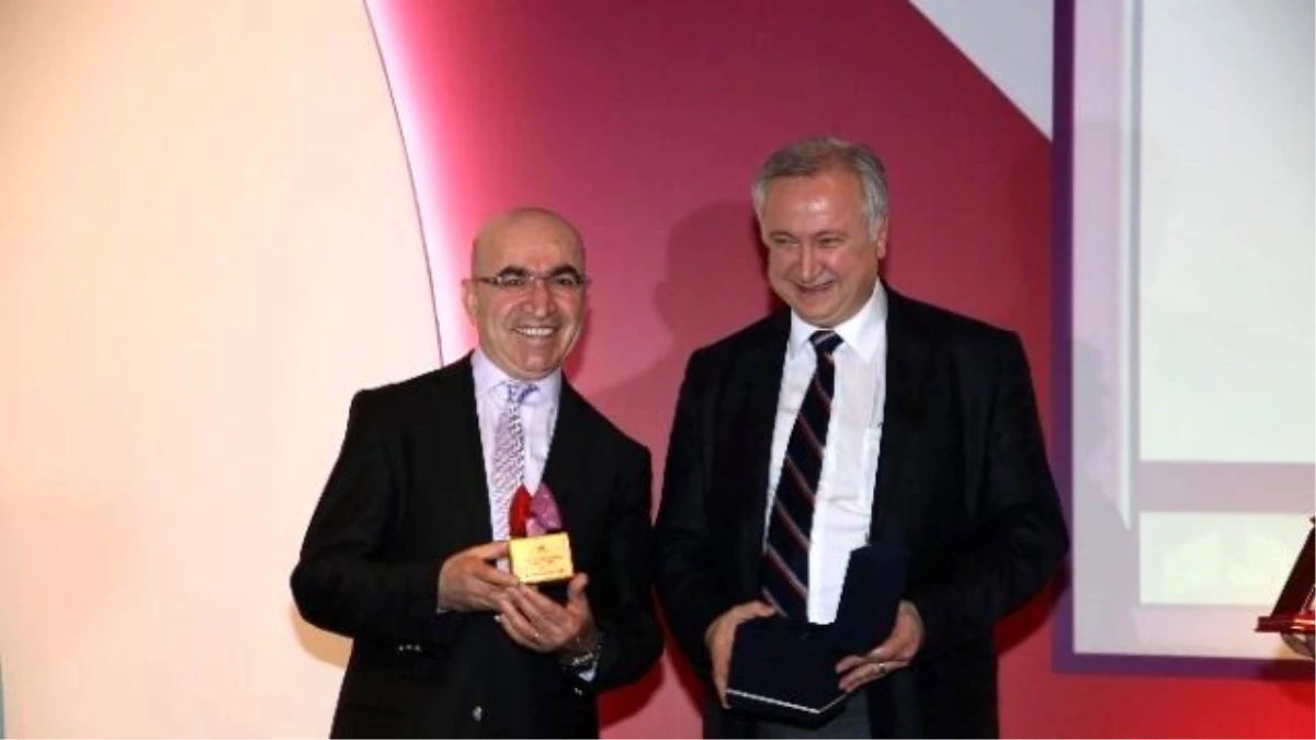 Prof. Dr. Hasan Bayram\'a Türk Toraks Derneği Bilim Ödülü Verildi