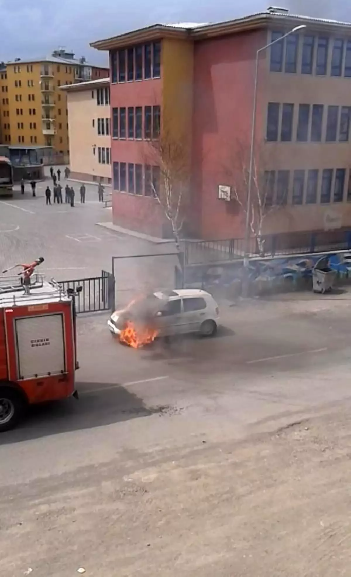 Seyir Halindeki Otomobil Alev Topuna Döndü