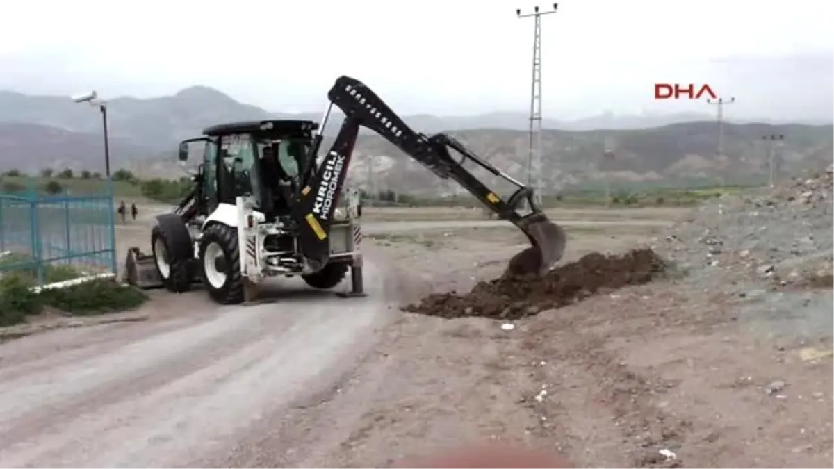 Sivas Mahalle Yolunu Kepçeyle Kazdırıp Kapattı