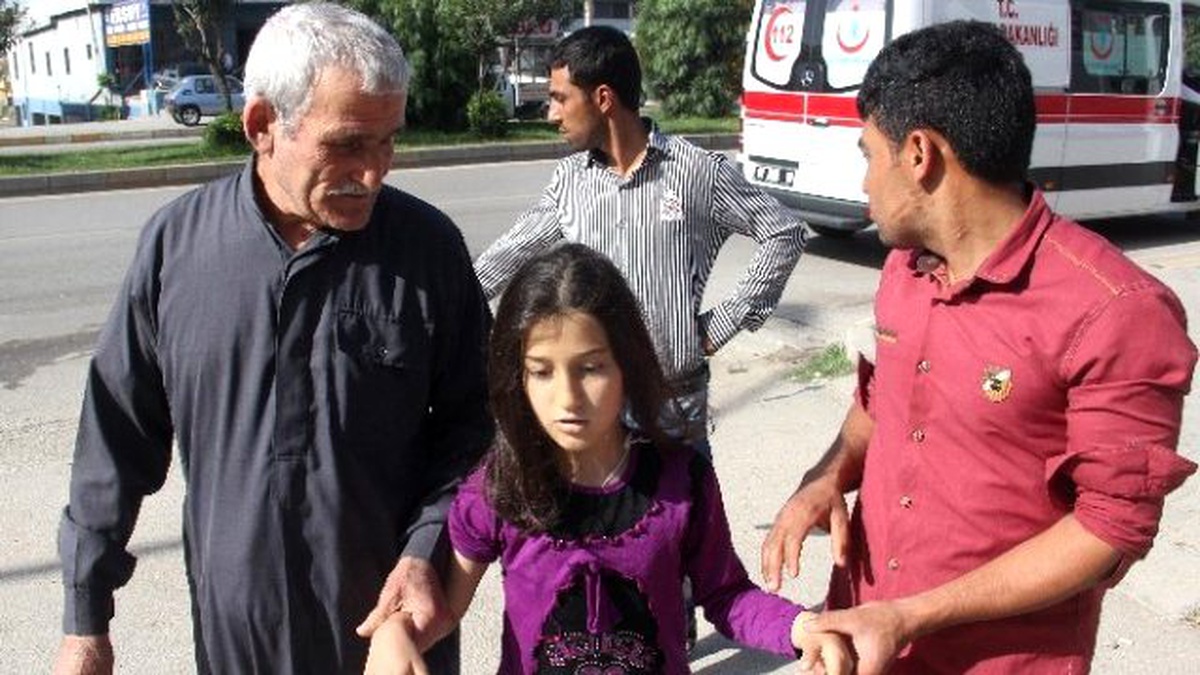 Suriyeli Küçük Hatice\'nin Kolu Kanalizasyon Izgarasına Sıkıştı