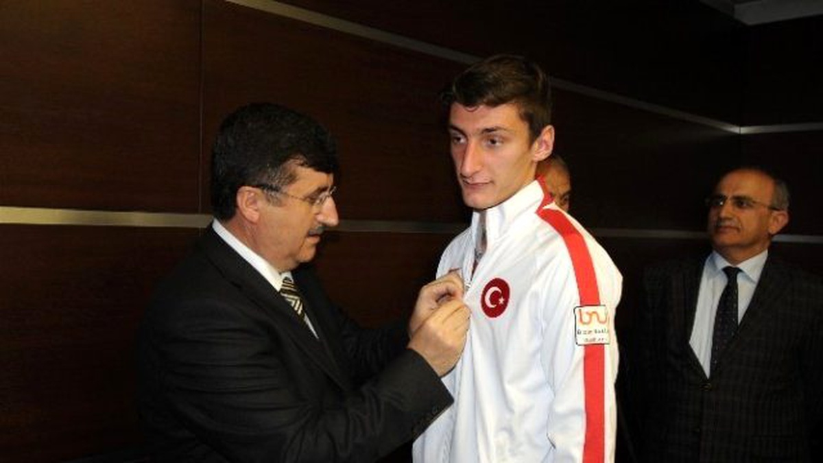 Vali Öz, Dünya Şampiyonlarına Altın Hediye Etti