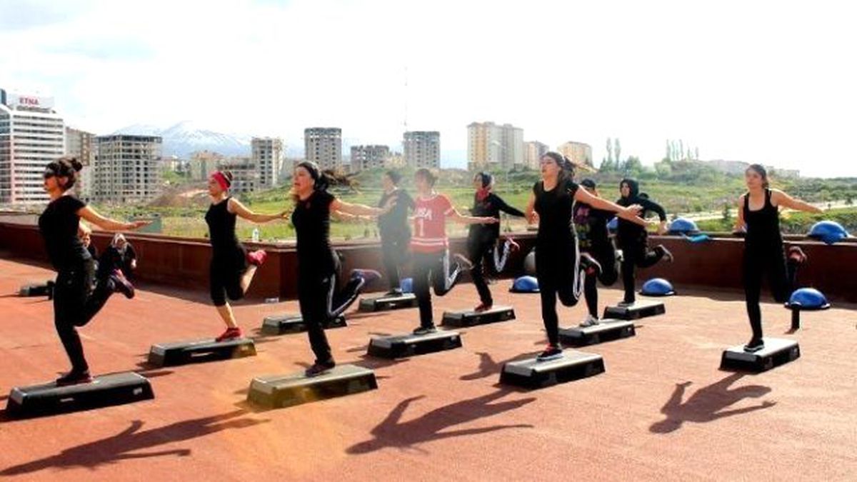 Açık Havada Aerobik ve Step Dersi