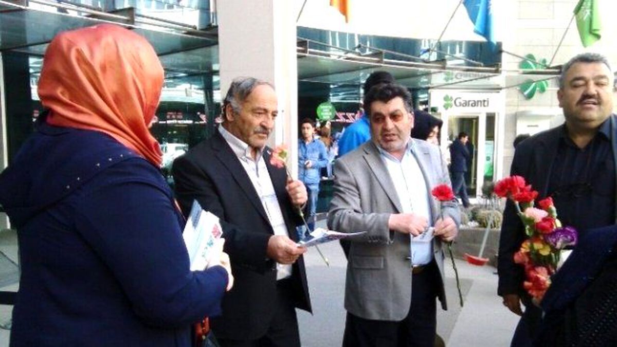 AK Parti\'li Kadınlardan Karanfilli Seçim Çalışması…