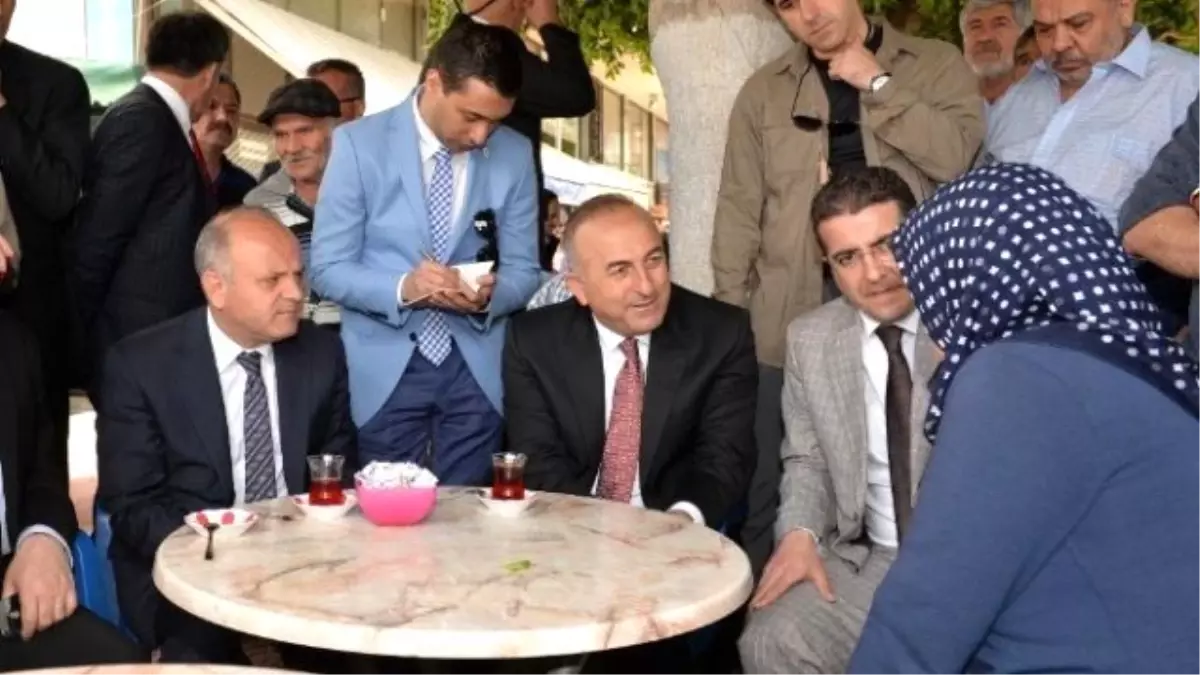 Bakan Çavuşoğlu, Cuma Namazını Vatandaşlarla Kıldı