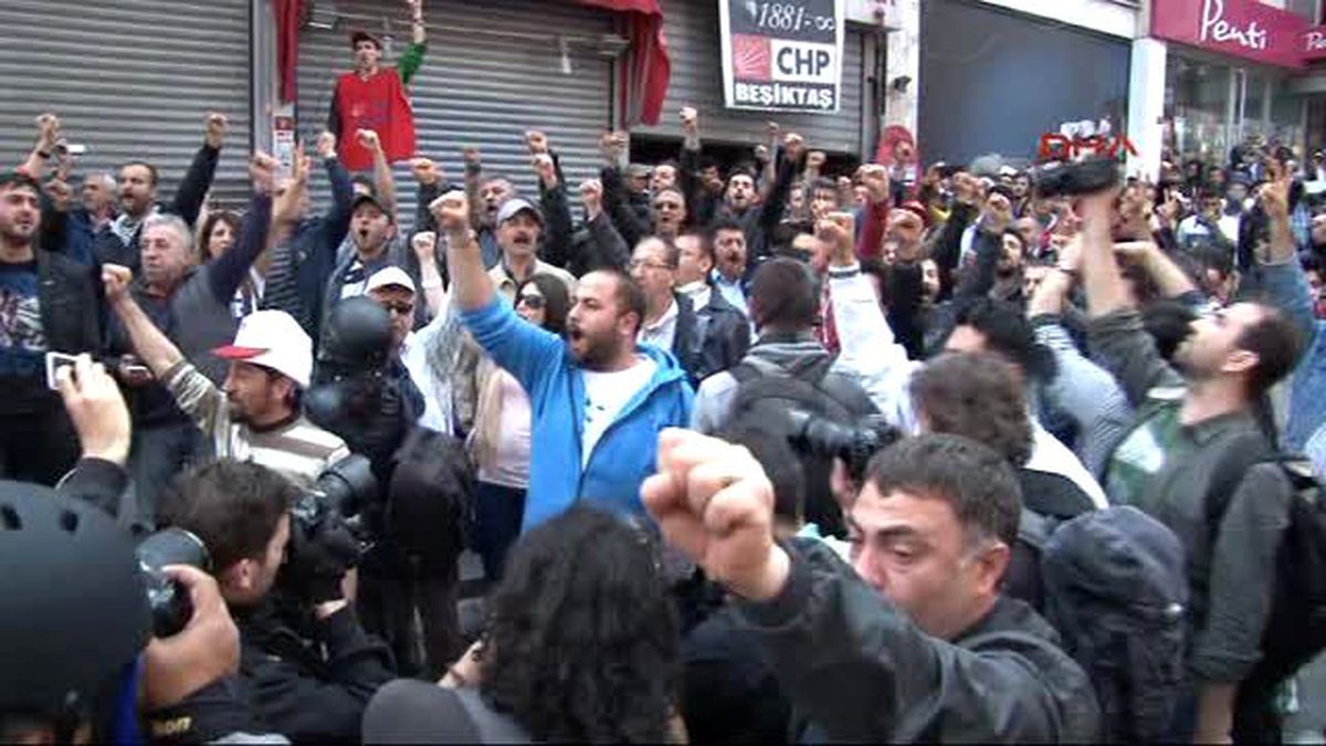 Beşiktaş\'ta CHP\'li Vekiller ile Polis Arasında Anons Gerginliği