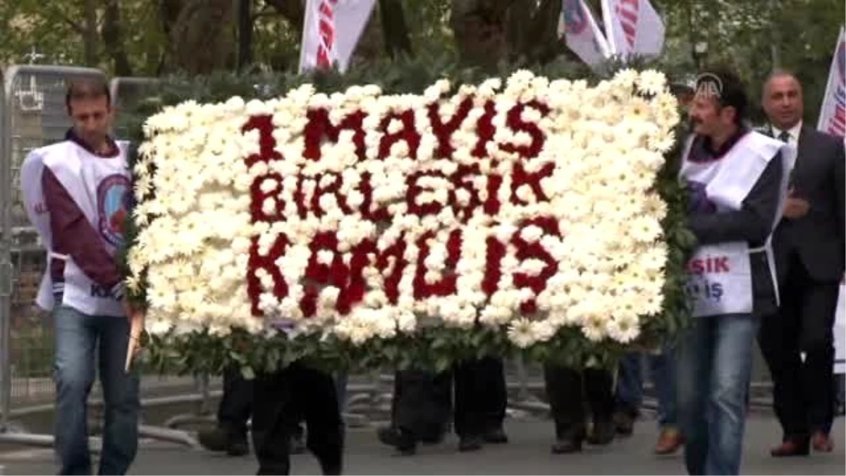 Birleşik Kamu-İş, Taksim Cumhuriyet Anıtı\'na Çelenk Bıraktı