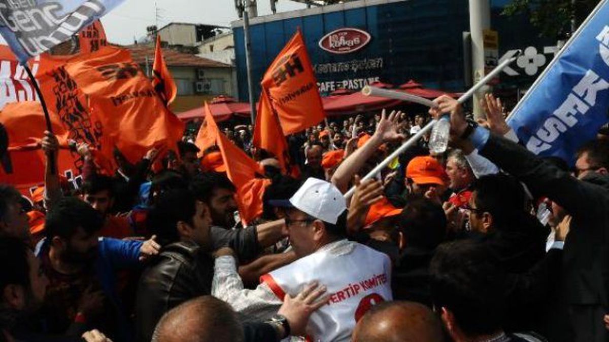 Bursa\'da Polis 1 Mayıs Kortejini Çiçeklerle Karşıladı