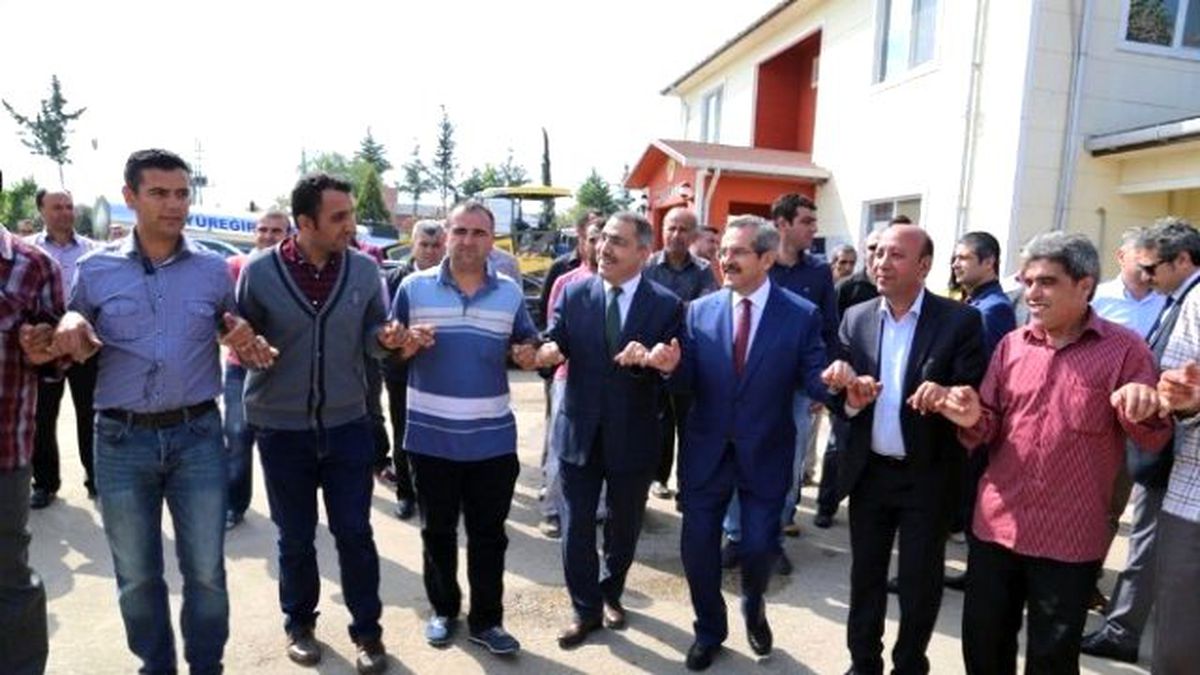 Çelikcan 1 Mayıs\'ı İşçilerle Halay Çekerek Kutladı
