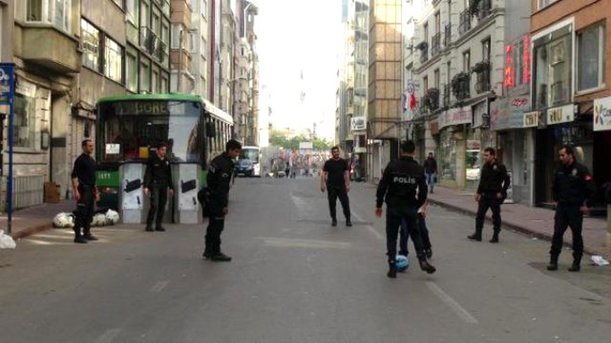 Çevik Kuvvet Polisi Top Oynadı