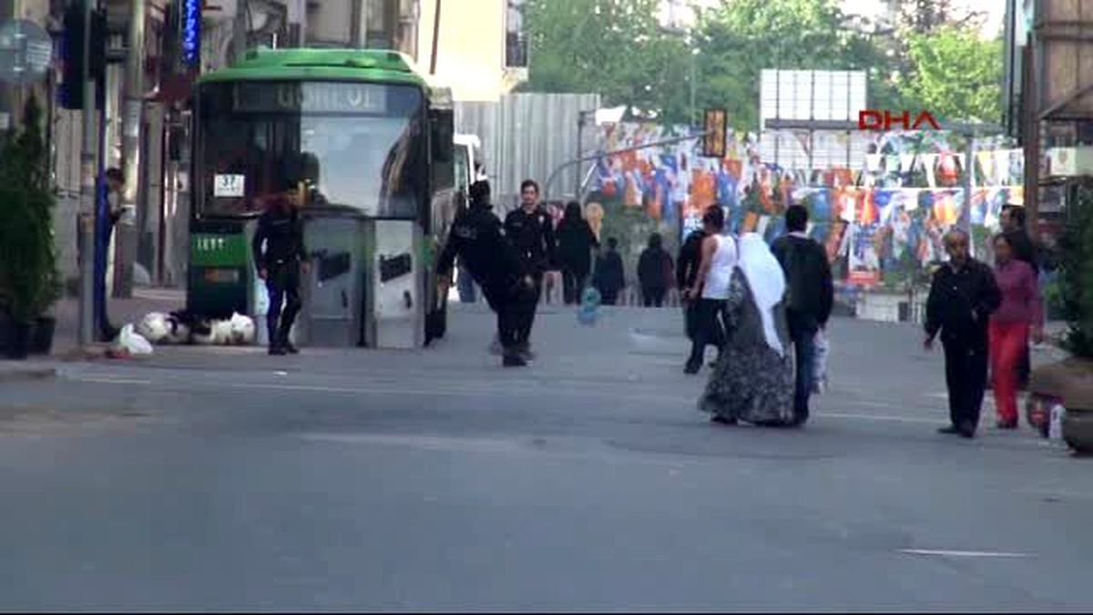 Çevik Kuvvet Polisi Top Oynadı
