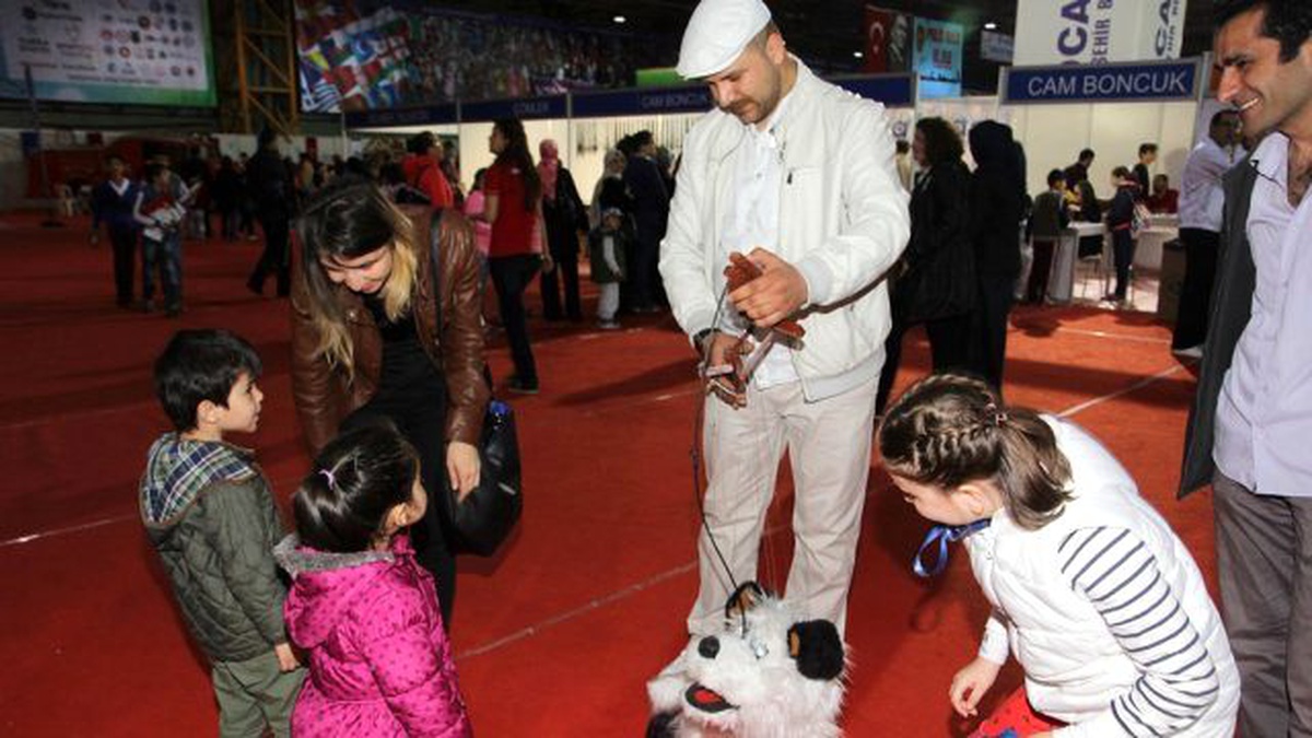 Çocuklar Kukla Köpeği Çok Sevdi