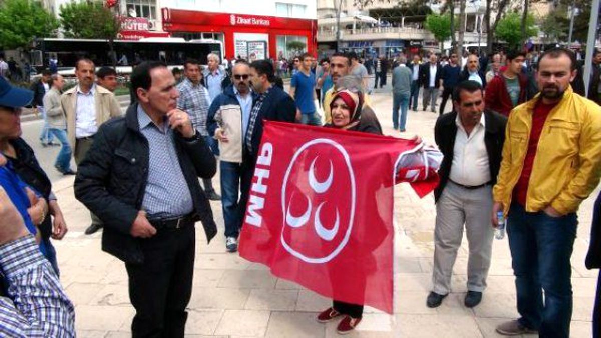 Elazığ\'da, 1 Mayıs\'a Katılanlara MHP Bayrağı Açan Kadın Gerginliği