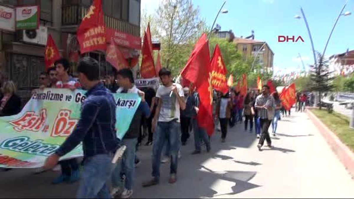 Elazığ\'da 1 Mayıs Yürüyüşüne Katılanlara MHP Bayrağı Açtı
