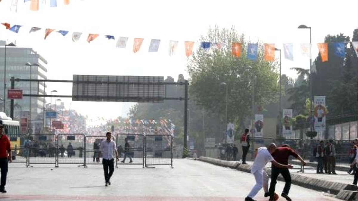 Esnaf İşsiz Kalınca Top Oynadı