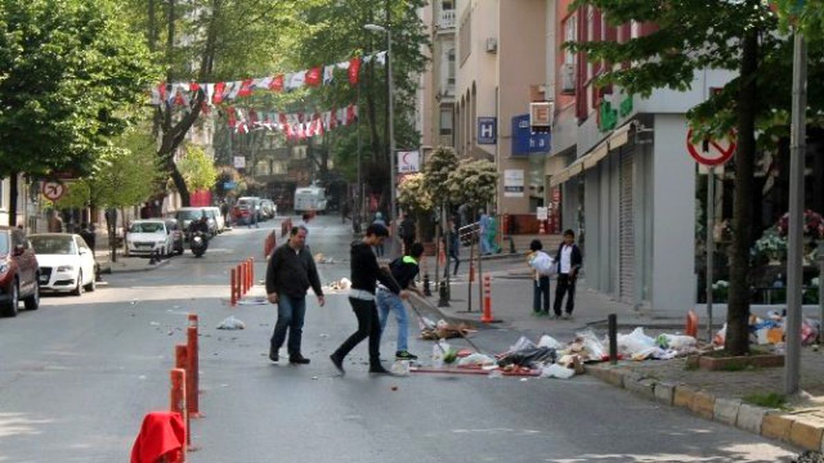 Eylemciler Dağıttı, Esnaf Yolları Temizledi