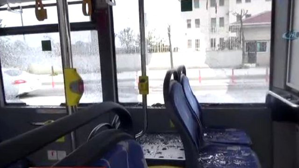 Gazi Mahallesinde İETT Otobüsüne Taşlı Saldırı