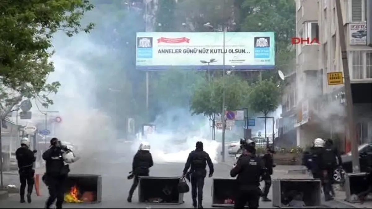 Göstericiye Polislerin Arasında Dayak