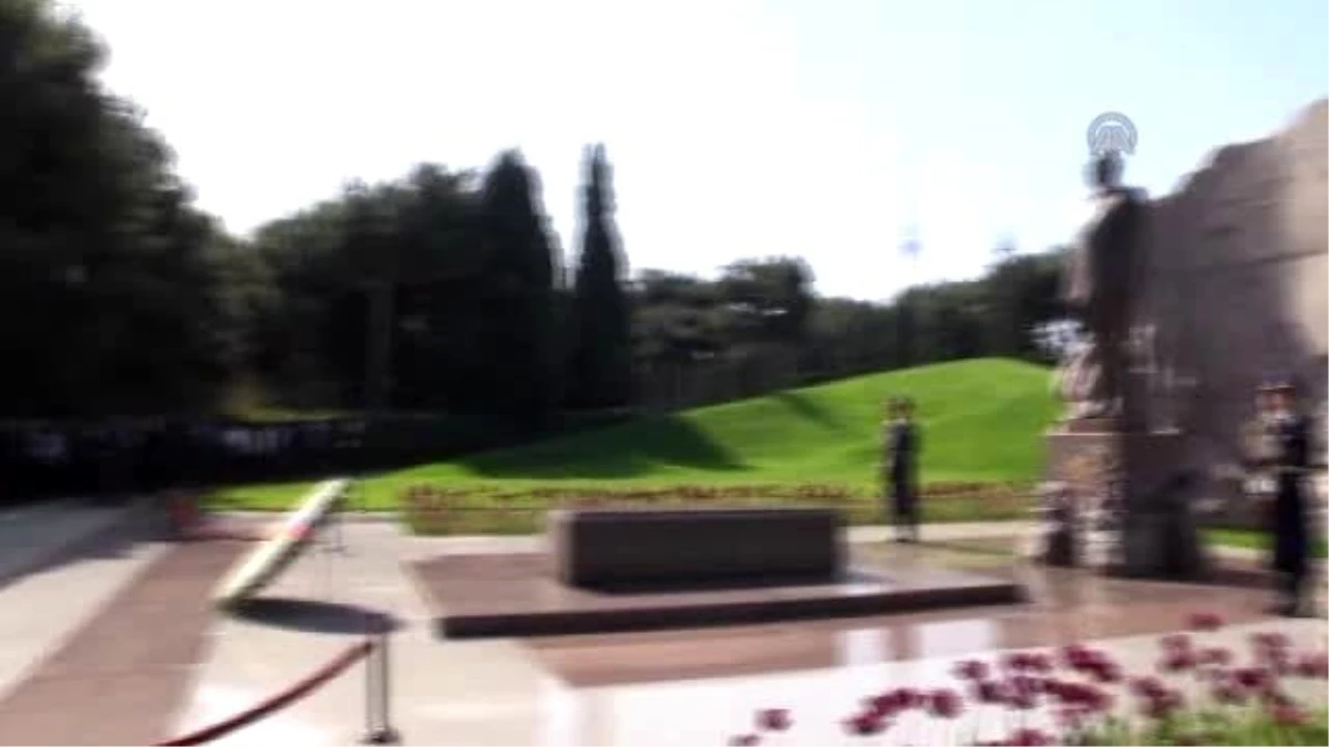 Gül, Aliyev\'in Mezarını ve Türk Şehitliğini Ziyaret Etti