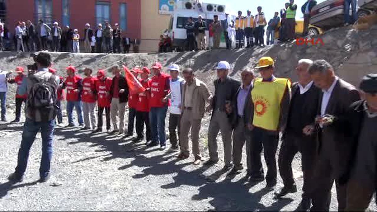 Hakkari\'de 1 Mayıs Halaylarla Kutlandı