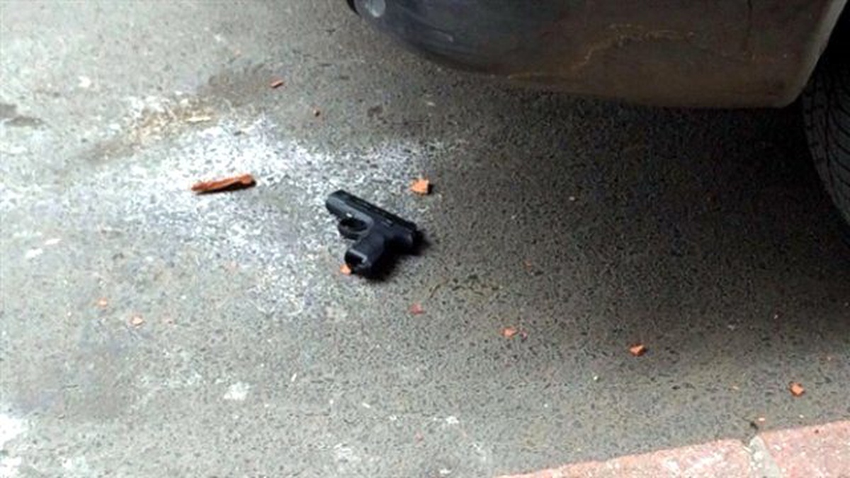Polis, Taksim\'e Yürüyen Gruba Müdahale Etti, Yolda Silah Buldu