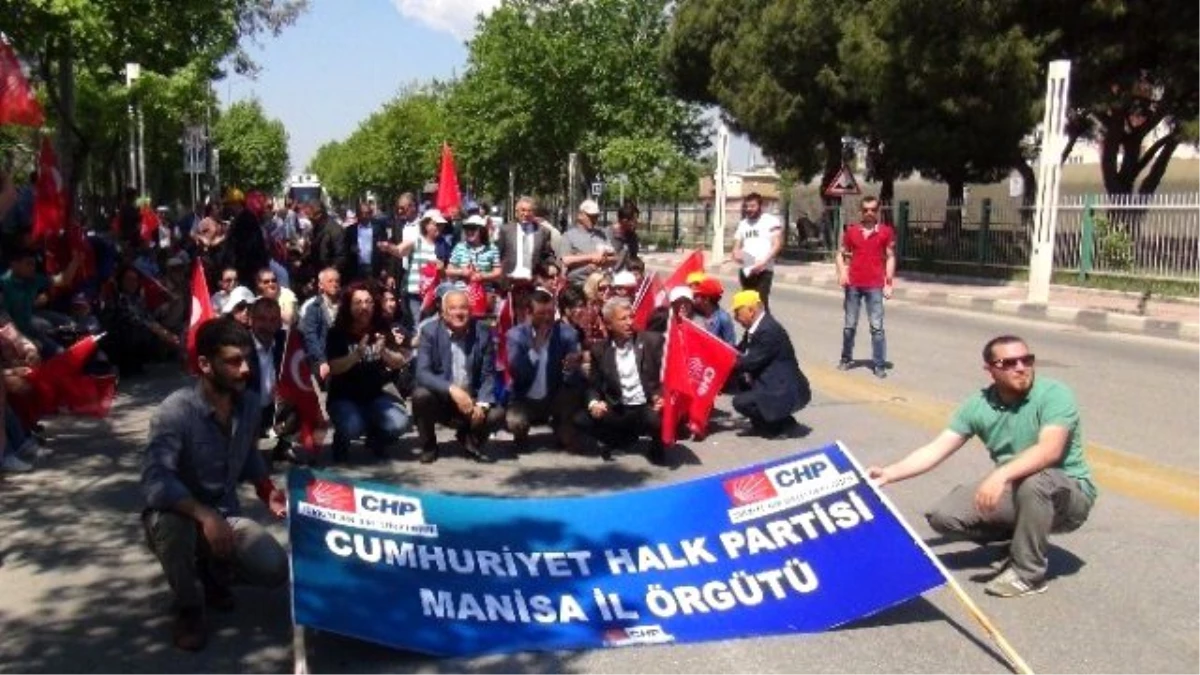 İstanbul\'daki Polis Müdahalesine Manisa\'dan Oturarak Tepki