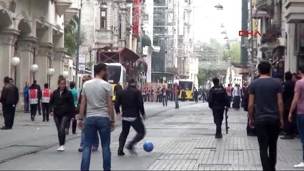 İstiklal Caddesi\'nde Esnaf Top Oynadı