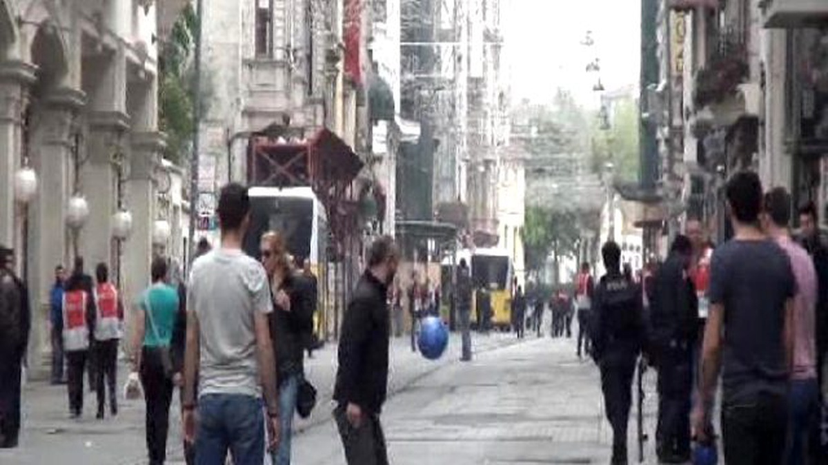 İstiklal Caddesi\'nde Esnaf Top Oynadı
