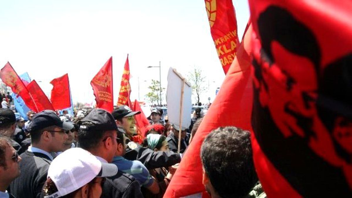 İzmir\'de 1 Mayıs\'ta Olaylar Çıktı: 5\'i Polis 7 Yaralı
