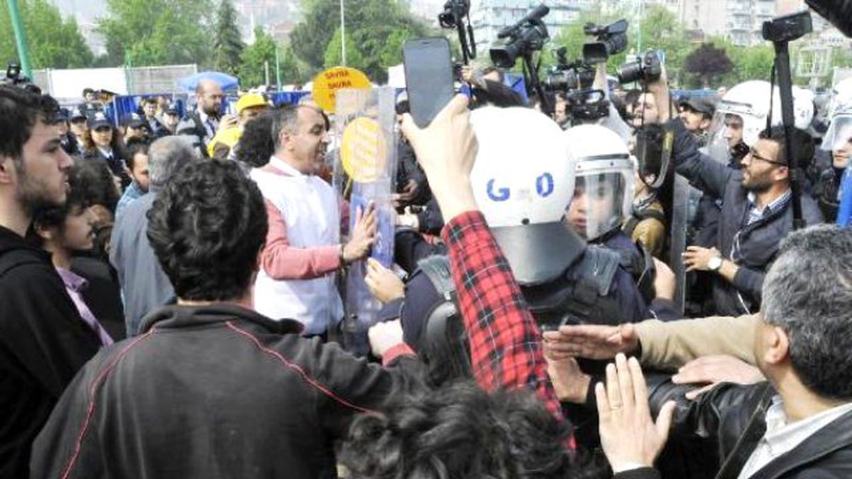 İzmit\'te 1 Mayıs Kutlamasına Yaklaşık 15 Bin Kişi Katıldı (2)