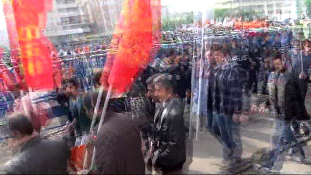 İzmit\'te 1 Mayıs Kutlamasına Yaklaşık 15 Bin Kişi Katıldı