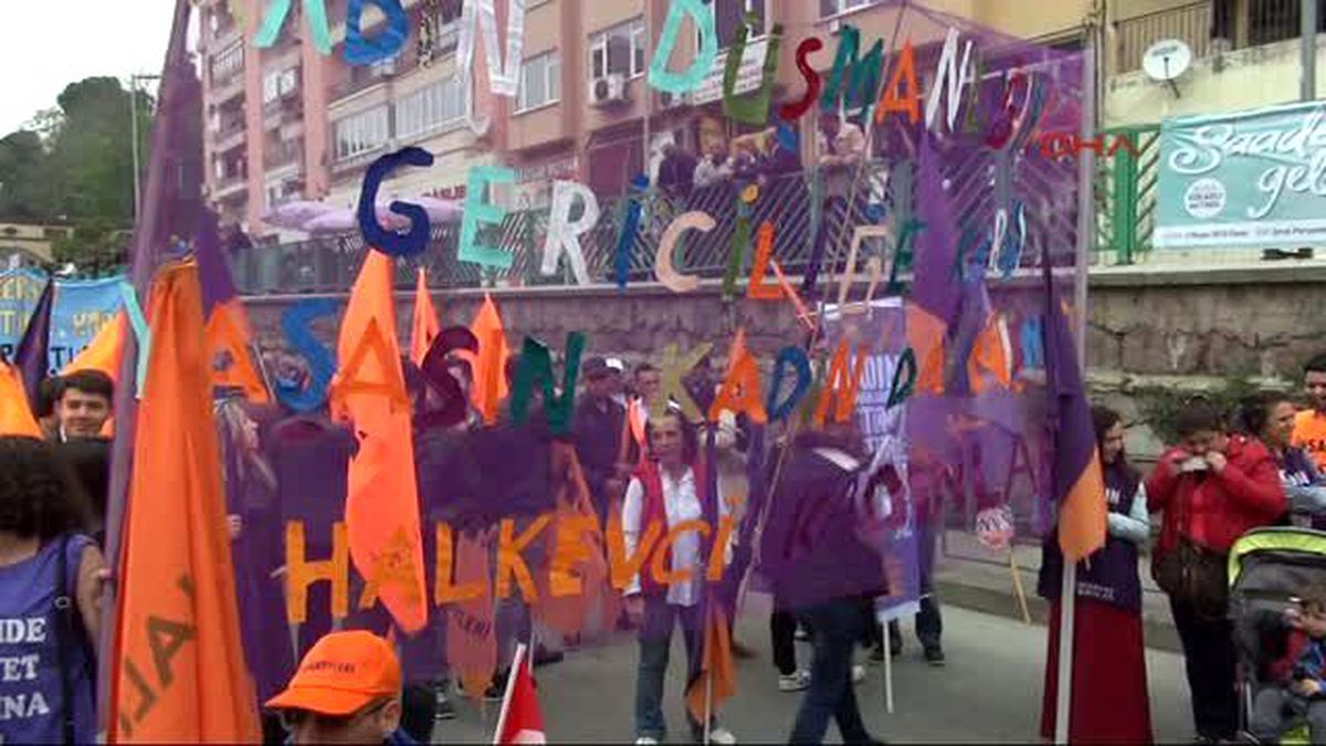 İzmit\'te 1 Mayıs Kutlamasına Yaklaşık 15 Bin Kişilik Katılım Oldu