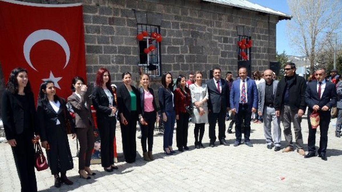 Kars\'ta İlkokul Öğrencileri 1 Mayıs\'ta Bahar Şenliği Düzenledi