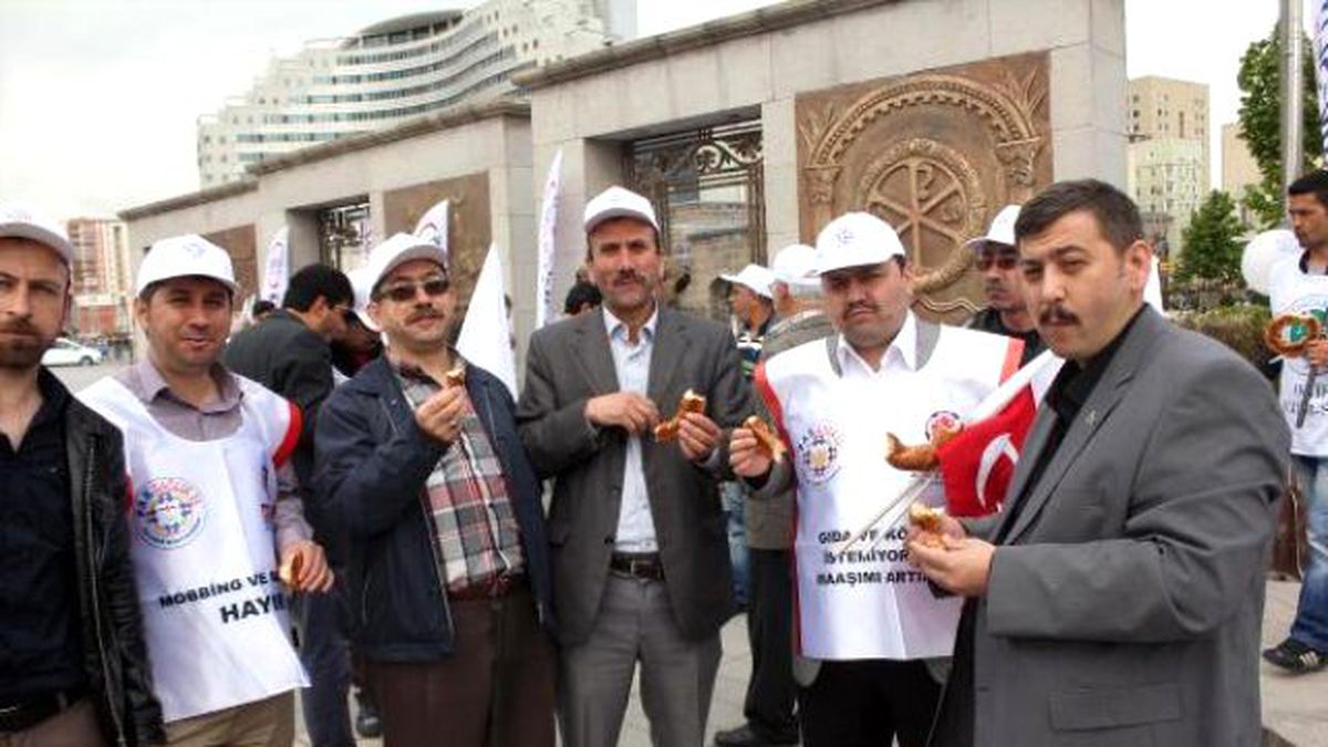 Kayseri\'de İşçiler 1 Mayıs\'ta Güvercin Uçurup, Simit Dağıttı