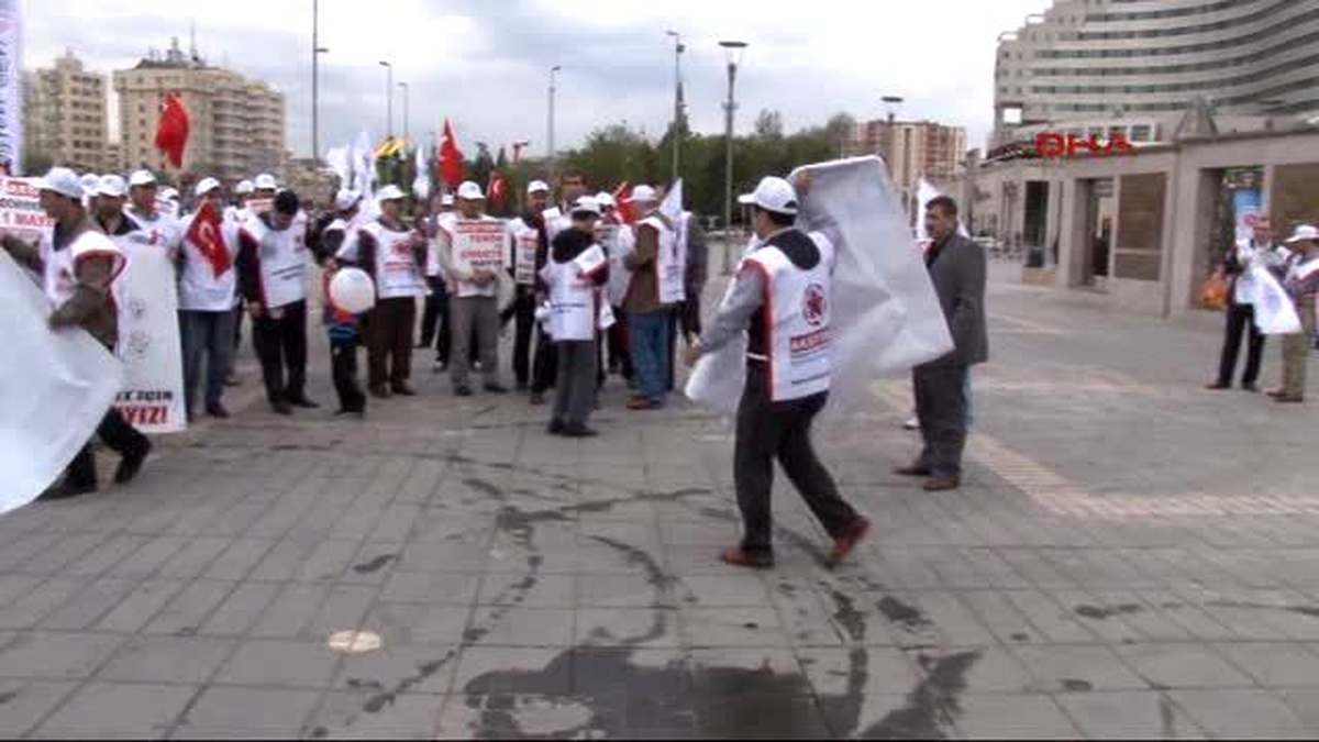 Kayseri İşçiler Haklarını Alsın Umuduyla Güvercin Uçurdular, Simit Dağıttılar