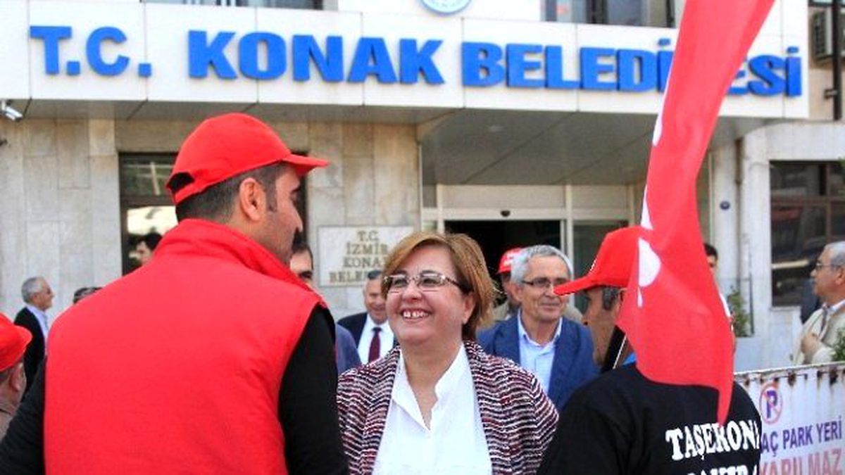 Konak\'ta 1 Mayıs\'a Kol Kola Kutlama