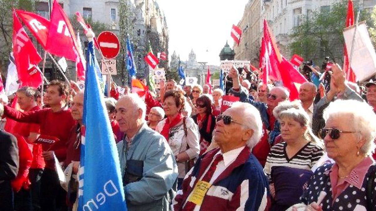 Macaristan\'daki 1 Mayıs Kutlamalarında Hükümet İstifaya Davet Edildi