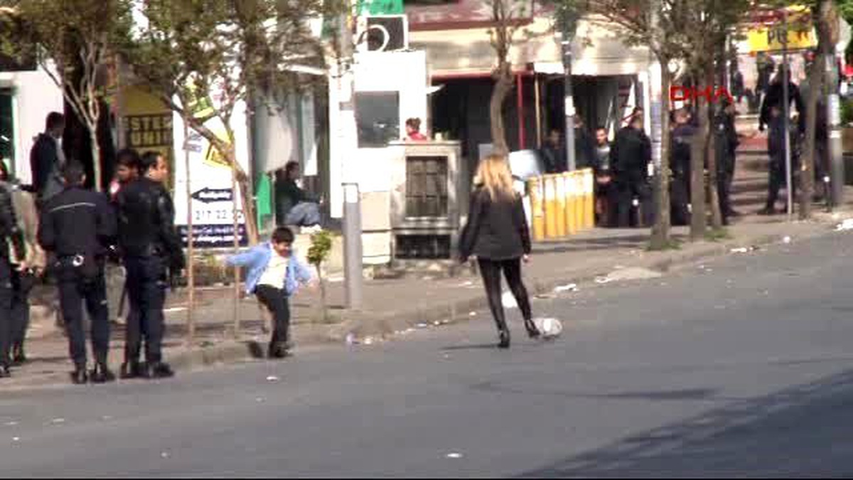 Mecidiyeköy Meydanı\'nda Kadınlar Top Oynadı