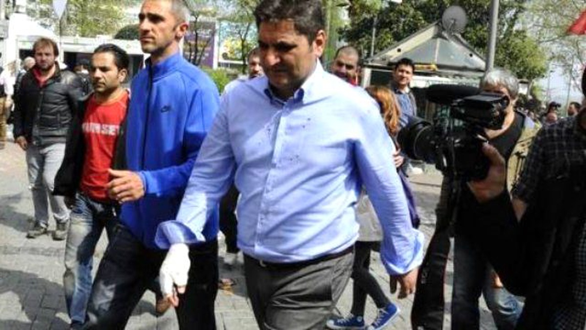 CHP\'li Vekil Polis Otobüsünün Camını Kırdı