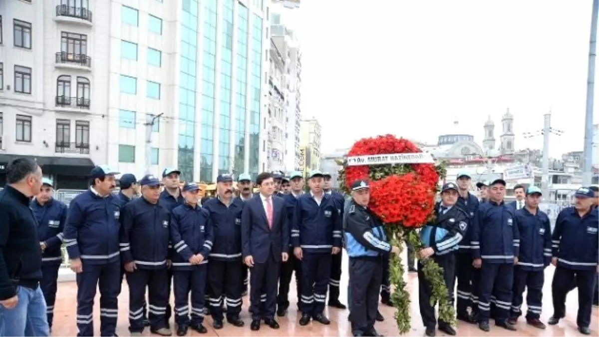 Murat Hazinedar, Taksim\'e İşçilerle Birlikte Çelenk Bıraktı