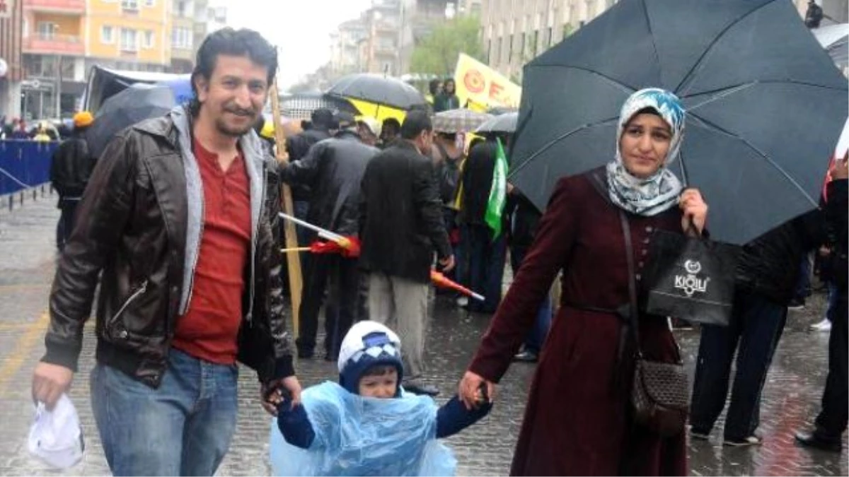 Nevşehir\'de 1 Mayıs Yağmur Altında Kutlandı