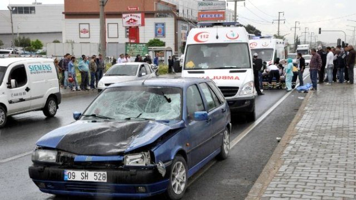 Oğlunu Kurtarmak İsterken Otomobil Çarpan Kadın, Hayatını Kaybetti