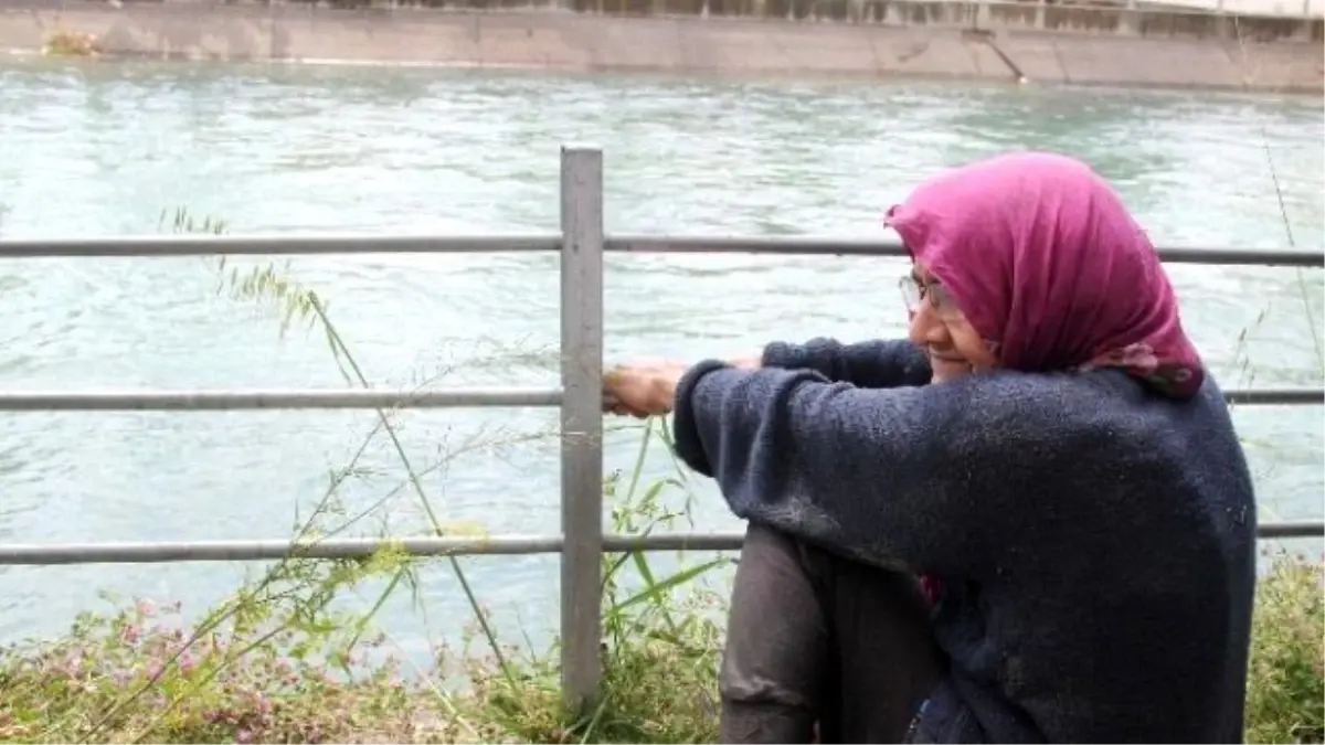 Ölmek İsteyen Yaşlı Kadını Lastikçi Kurtardı