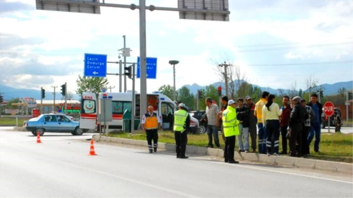 Osmancık Çorum Yolu kavşağında 3 araçlı trafik kazası