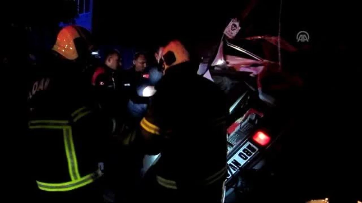 Adana\'da Otomobil Direğe Çarptı: 2 Ölü, 2 Yaralı