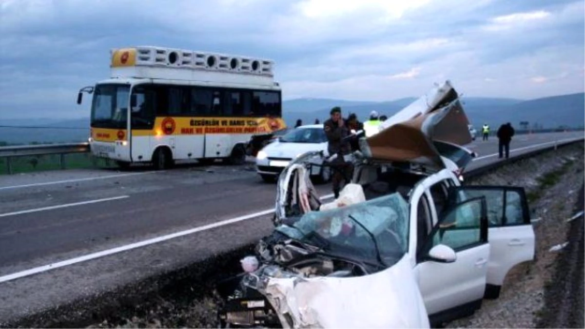 Afyonkarahisar\'da Otomobil Midibüse Çarptı: 1 Ölü, 2 Yaralı