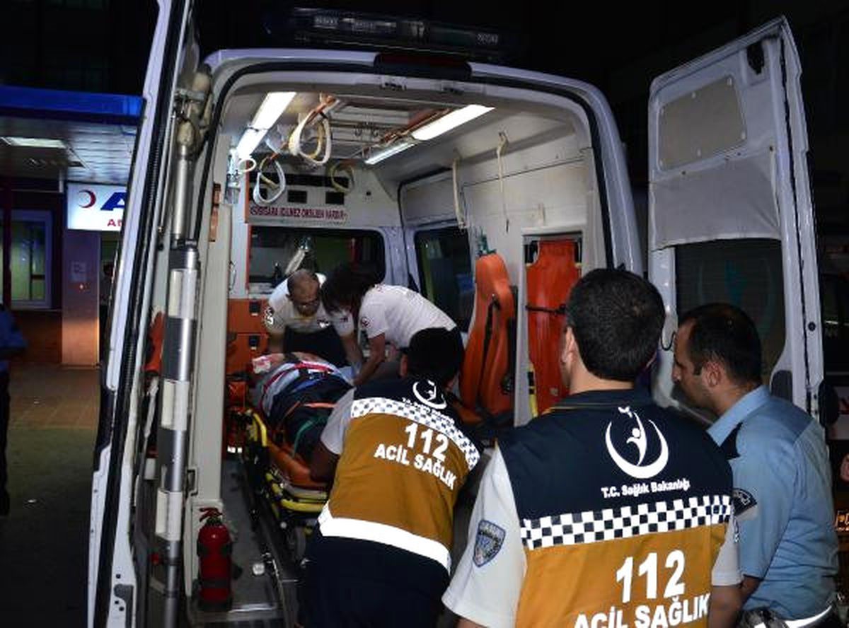 Otomobilin Çarptığı Polis Yaralandı