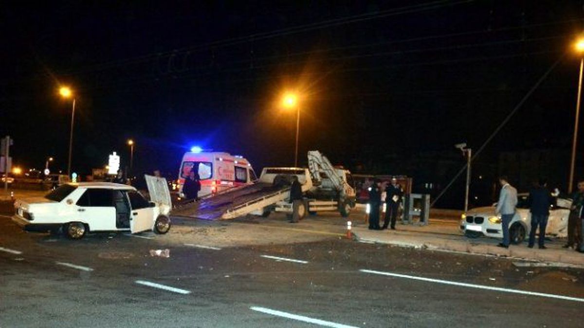 Otomobiller Çarpıştı: 5 Yaralı