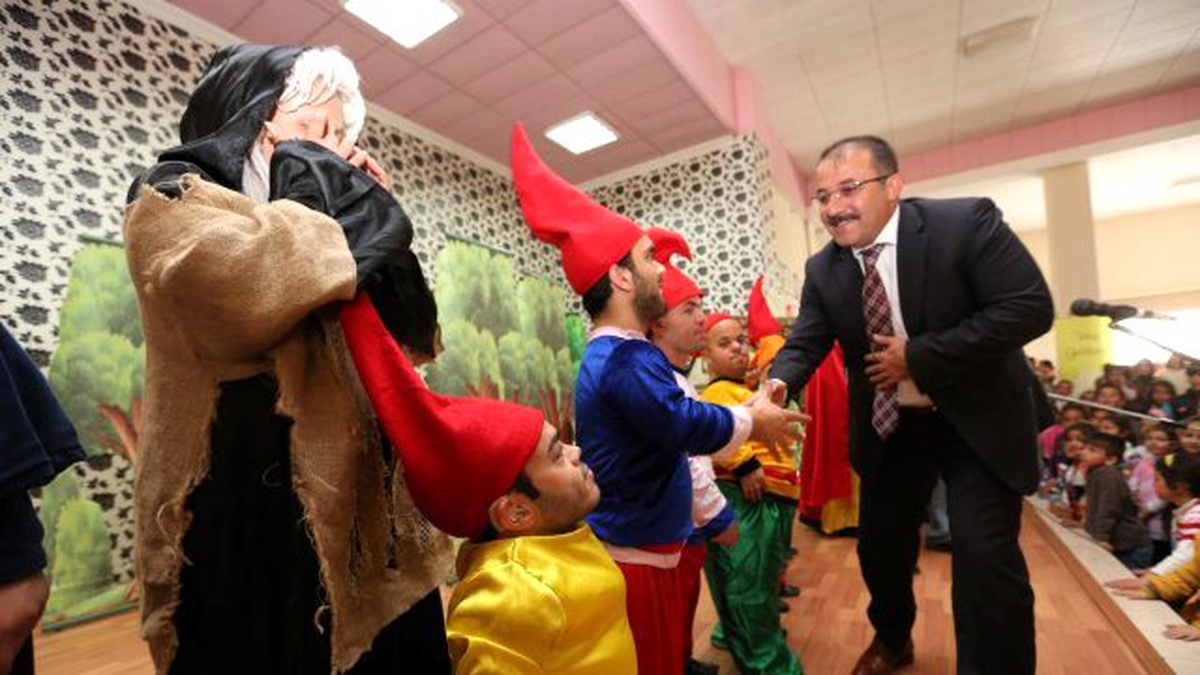 Pamuk Prenses Ve Yedi Cüceler Afşinde Sahne Aldı
