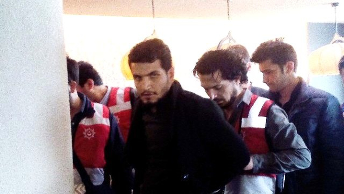 Taksim\'de Kafede Pankart Açan 2 Kişiye Gözaltı